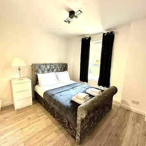 Apartment 3 Bedroom Riverview Flat Canary Wharf Free Parking, London