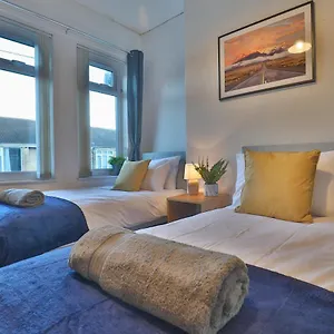 https://zskstays-comfortable-home-10-minutes-from-centre-free-parking.yorkshirehotels.net